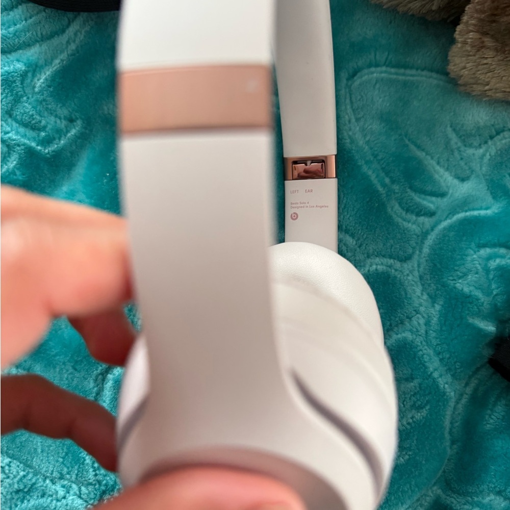 Light pink BEATS SOLO 4 Wireless Headphones - Picture 2 of 3